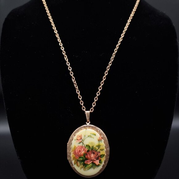 Vintage Gold Tone Oval Locket Necklace With Painted Rose Design & Chain - Picture 3 of 7